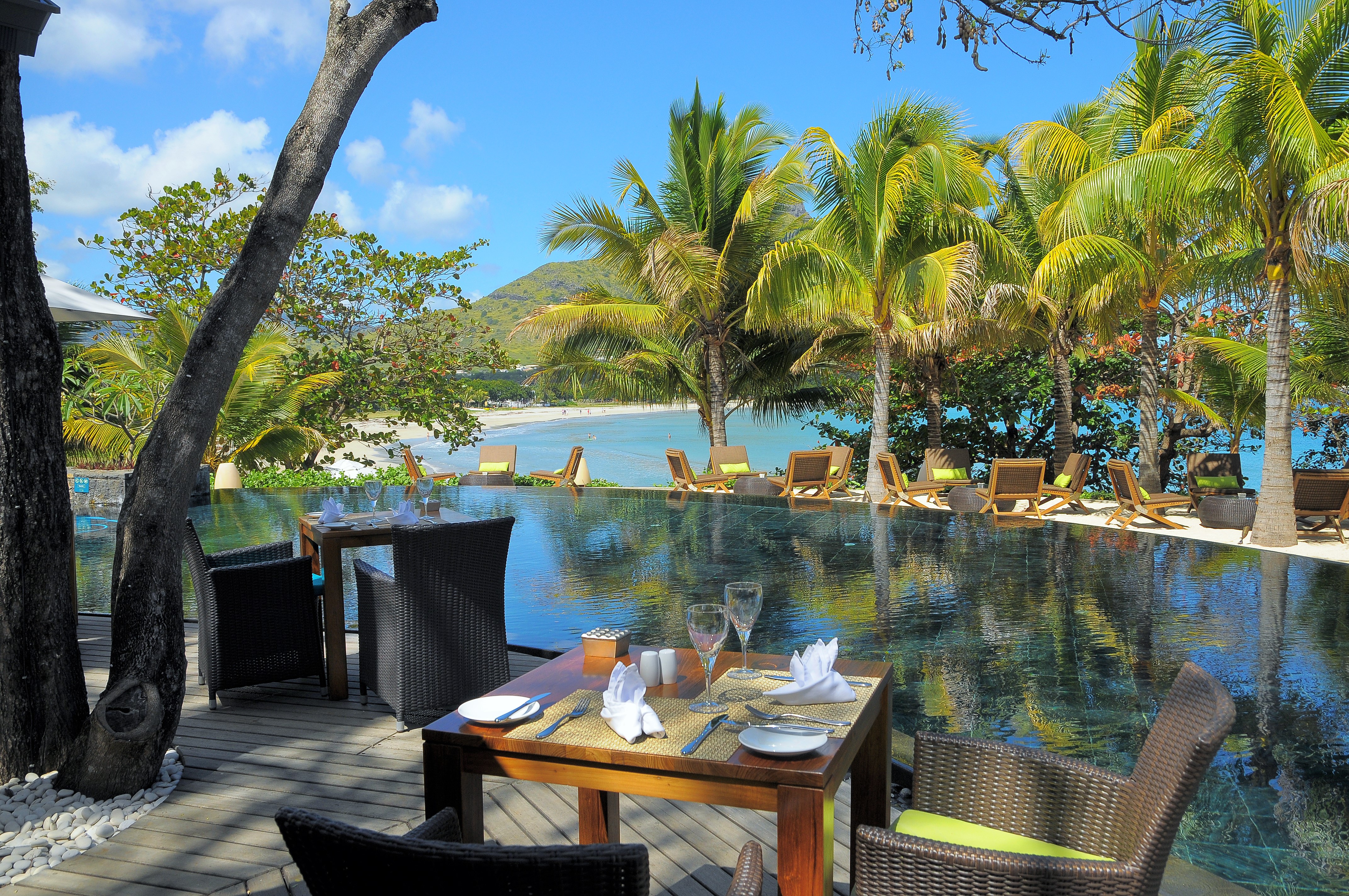 Restaurant-by-pool