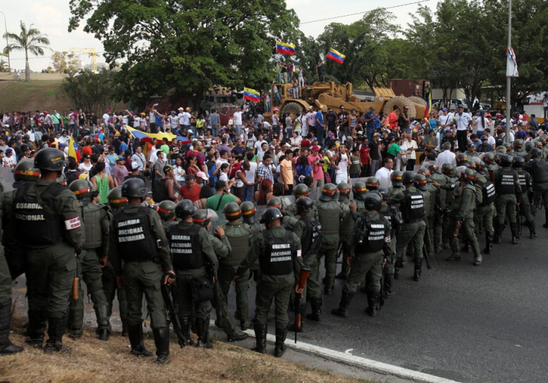 Полтысячи венесуэлок прорвали границу с Колумбией, чтобы купить еды