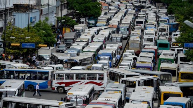 Столица Венесуэлы была заблокирована бастующими водителями автобусов