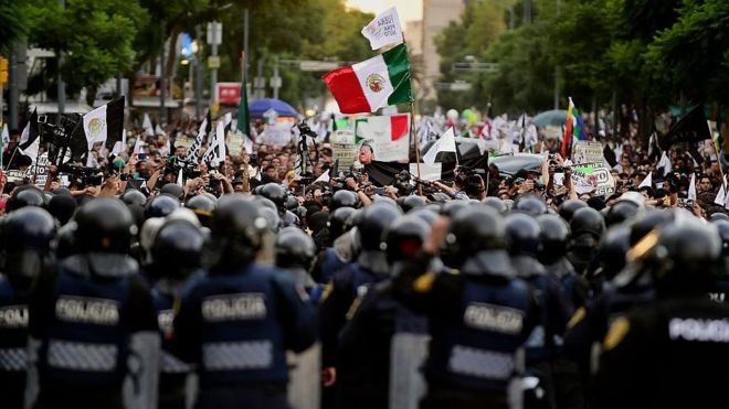 В Мексике тысячи людей требуют отставки президента