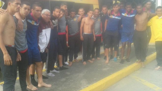 В Венесуэле преступники захватили автобус с футболистами