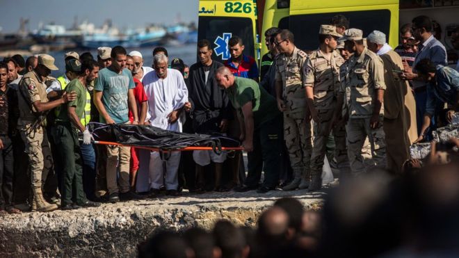 В Египте затонуло судно с сотнями мигрантов