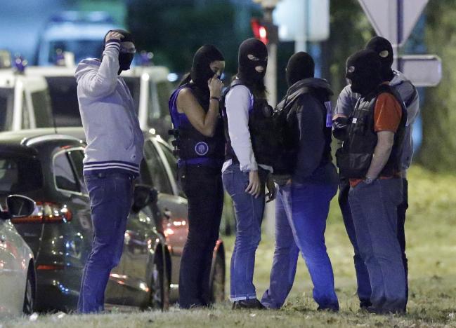 French policemen take part in a police raid in Boussy-Saint-Antoine near Paris, France, September 8, 2016. REUTERS/Christian Hartmann