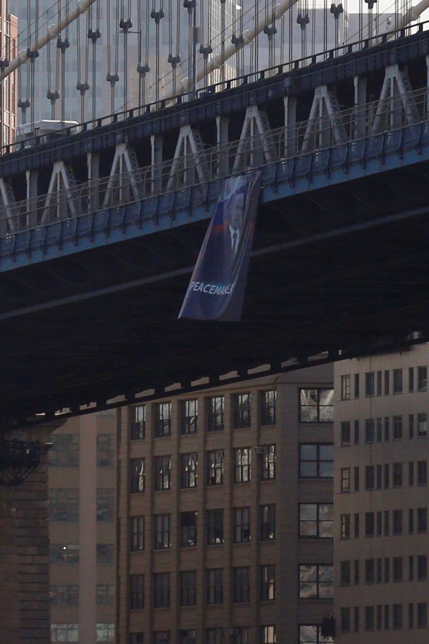 В Нью-Йорке на мосту вывесили транспарант с Путиным