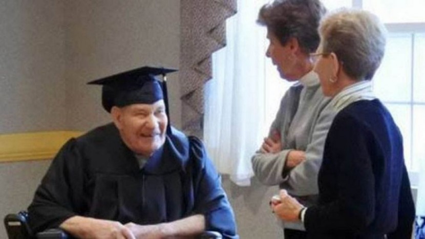 В США 90-летний ветеран окончил школу и получил аттестат