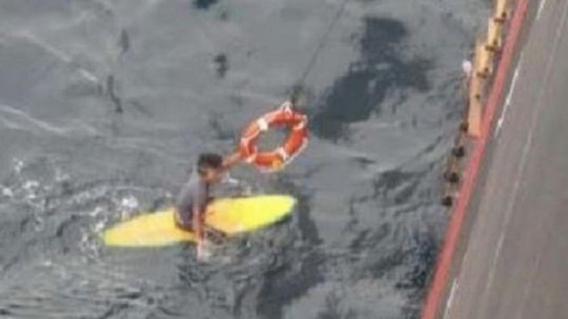 В Австралии спасли серфера, который провел в море 16 часов