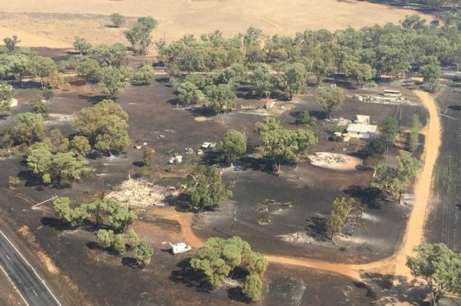 Бушующие в Австралии лесные пожары полностью уничтожили маленький городок