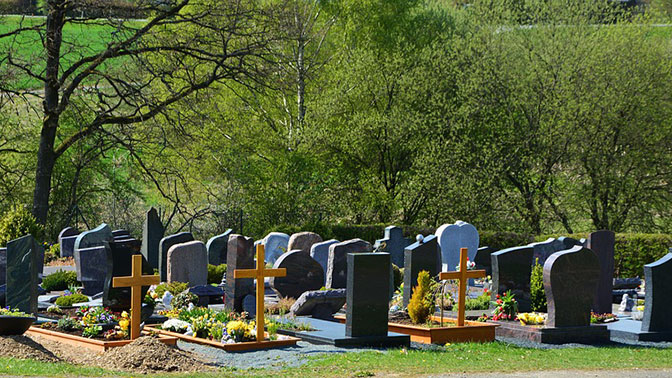 Как облагородить место захоронения на кладбище