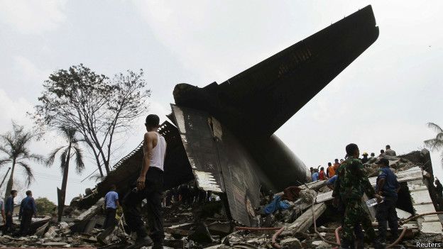 В Индонезии разбился гражданский самолет