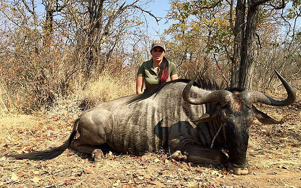 Охотница Сабрина Коргалетти осуждена общественностью за публикацию фото убитых животных