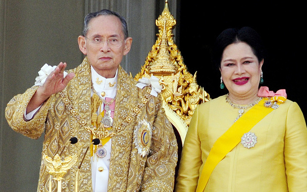 В Таиланде двух мужчин приговорили к тюремному заключению за оскорбление правителя