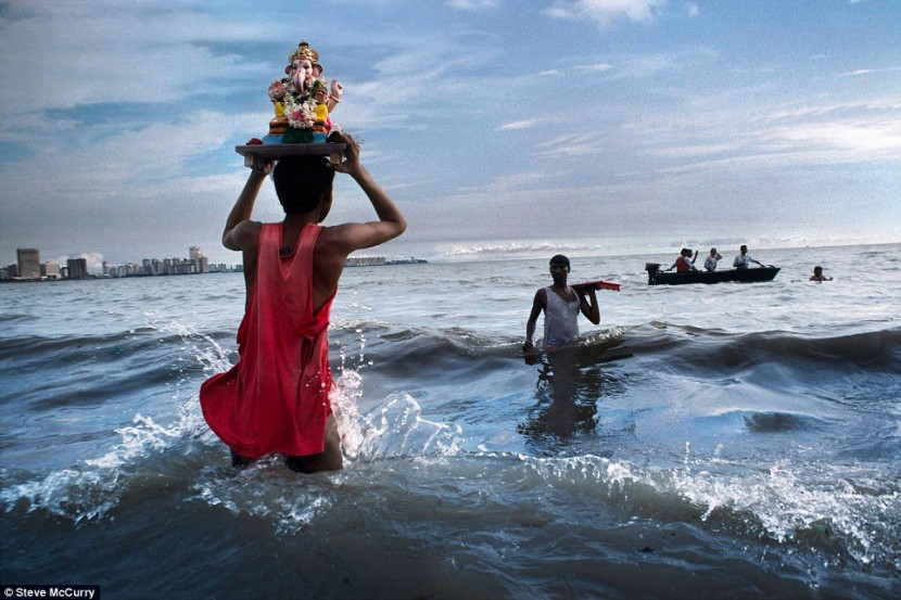 Фотограф Стив МакКарри запечатлел дух Индии в своей фотокниге