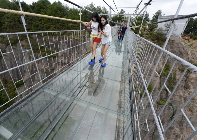 В Китае построили прозрачный стеклянный мост