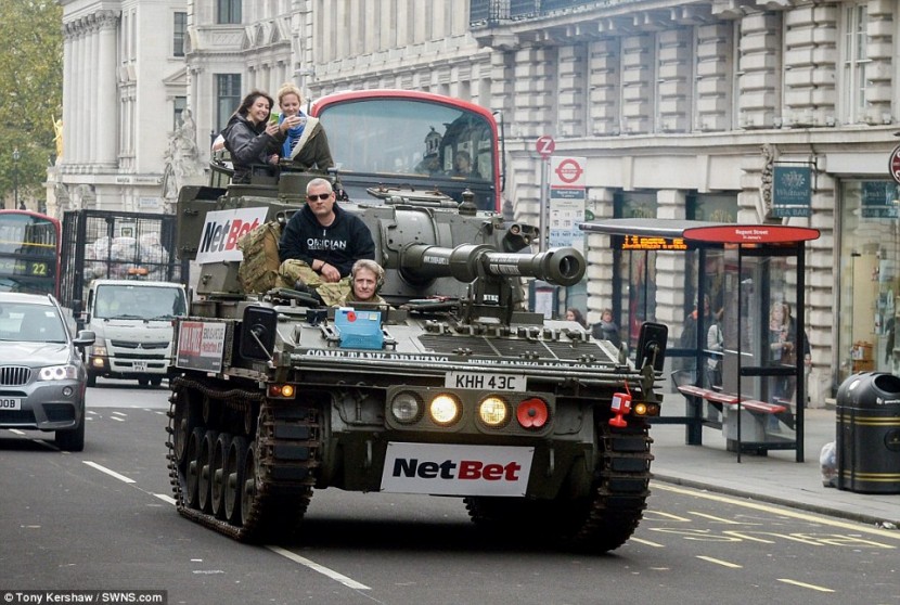 В Лондоне устраивают необычные экскурсии на танке