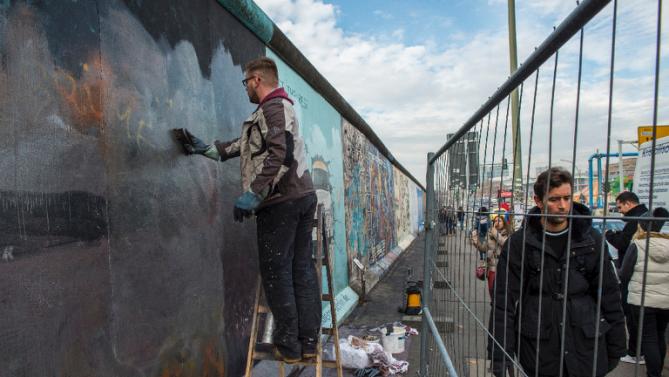 В Берлине знаменитую Берлинскую стену оградят от вандалов и уличных художников