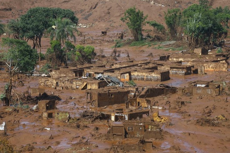 В бразильском городе Мариана разрушены две дамбы; произошло наводнение