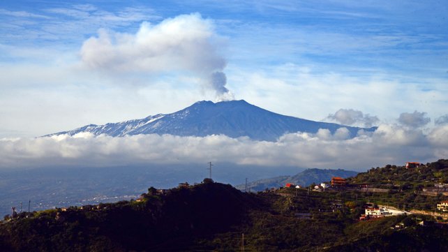 Вулкан Этна в Италии впервые за последние двадцать лет изверг пламя