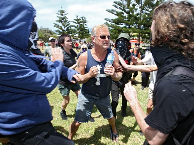 На австралийских расистов напали антифашисты