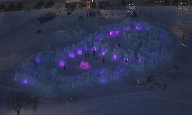 В Эдмонтоне построили дворец с фонтаном из льда