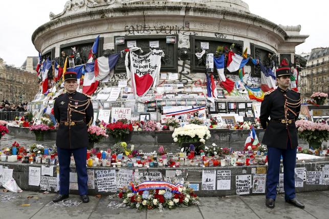 В Париже прошла «церемония тишины» в память о жертвах террористических атак