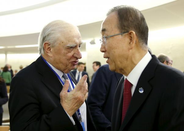 Peter Sutherland talks with Ban Ki-moon before the meeting on global responsibility sharing through pathways for admission of Syrian refugees, at the United Nations in Geneva