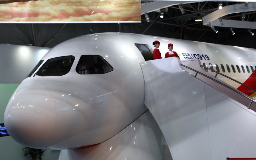 Китай отложил первый полет отечественного авиалайнера