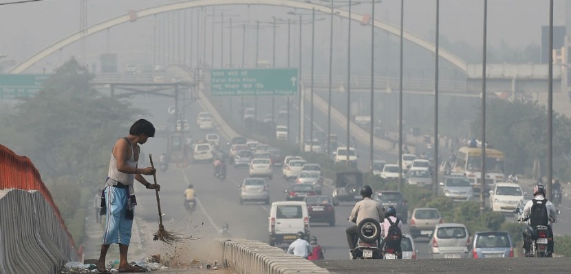 В Нью-Дели ограничили движениё транспорта