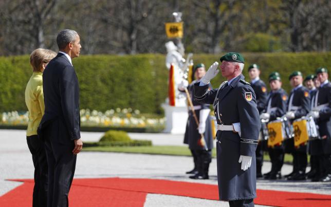 German Chancellor Merkel and U.S. President Obama attend a welcoming ceremony at Schloss Herrenhausen in Hanover