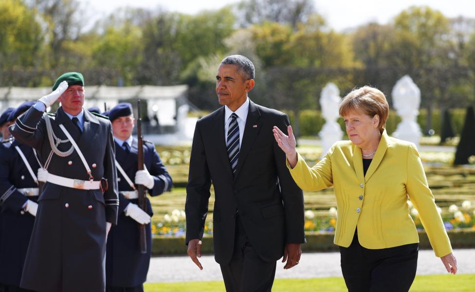 German Chancellor Merkel and U.S. President Obama attend a welcoming ceremony at Schloss Herrenhausen in Hanover
