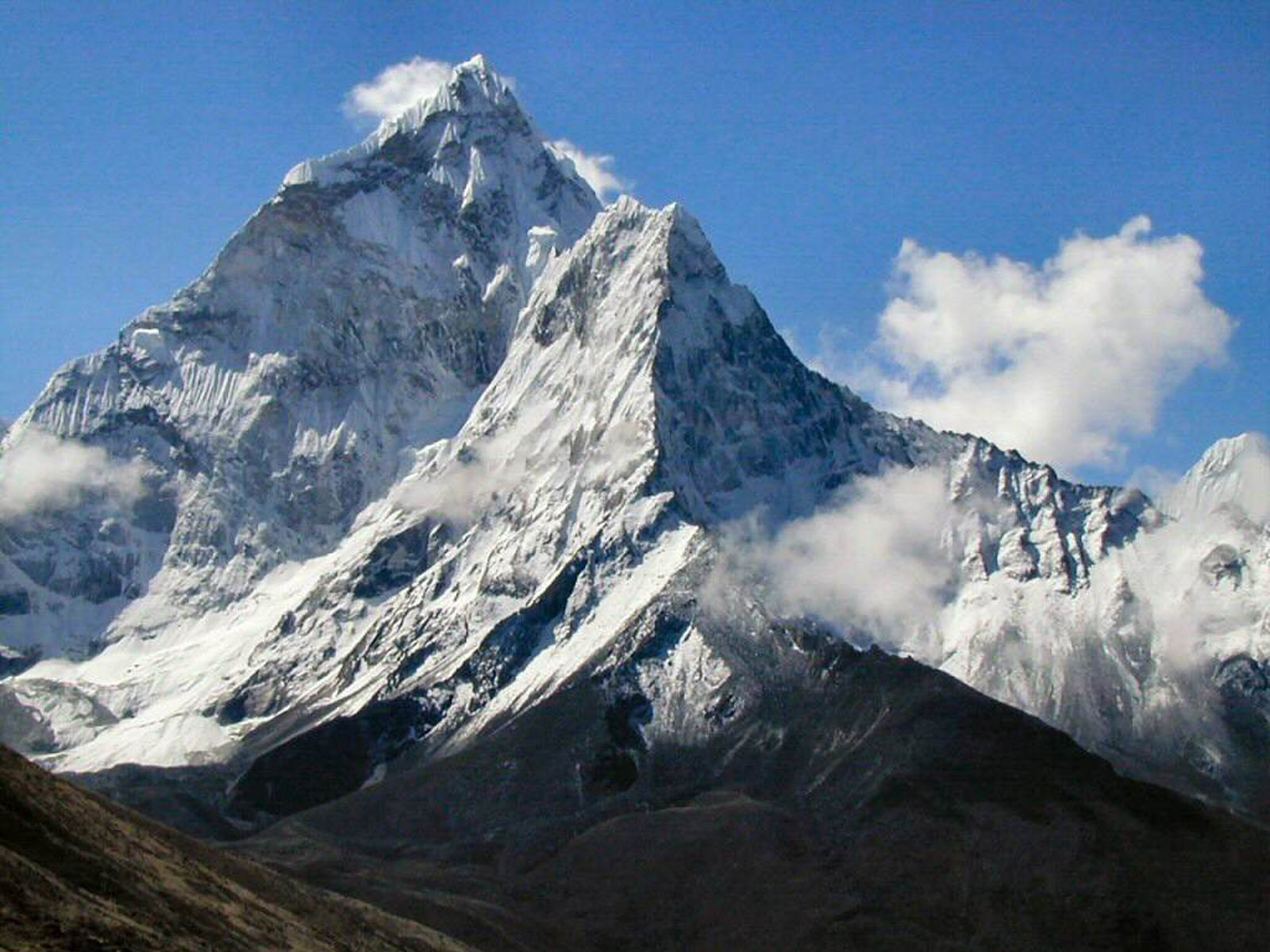Небольшая вершина с округлой. Гималаи Эверест Джомолунгма. Гора Эверест (Джомолунгма). Гималаи. Гора Эверест 8848 метров. Эверест джамалумба.