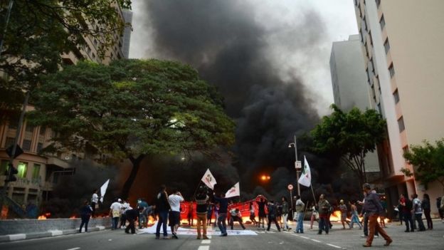 В Бразилии сторонники президента жгут покрышки