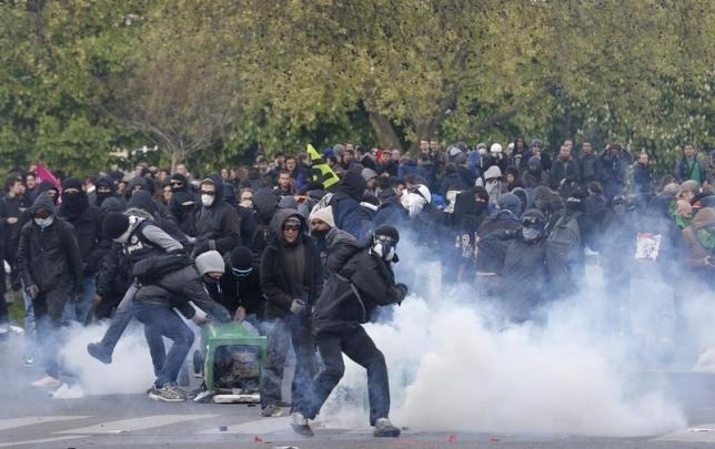 Французское правительство борется с массовыми беспорядками