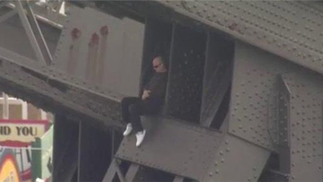 В Сиднее мужчина взобрался на 75-метровую опору моста