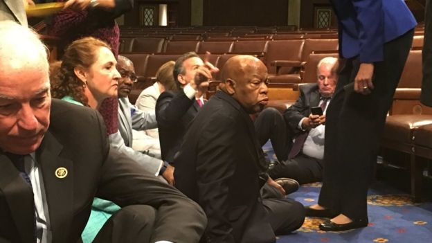 Демократы устроили в Конгрессе сидячую забастовку