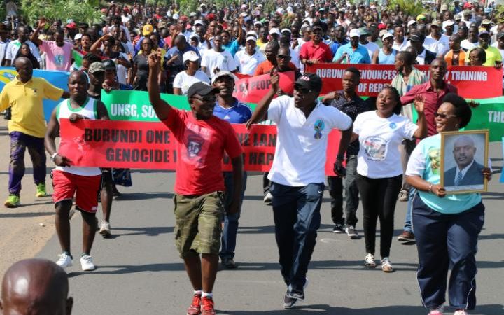 97926539_Demonstrators_march_during_a_rally_in_Bujumbura_on_May_14_2016_commemorating_the_one-year_a-large_trans++N-IJhLaQEeagjjxwYxbEQnGH_sPIAWjrrdGM3cDjpbo