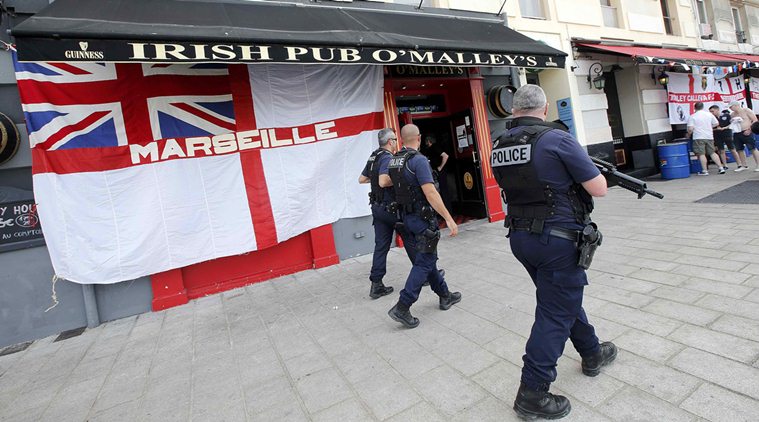 Французская полиция разогнала толпу английских футбольных фанатов