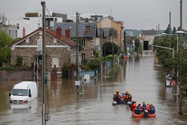 Наводнения во Франции постепенно стихают