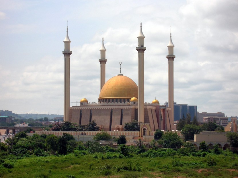 В столице Нигерии принудительно закрыли десятки мечетей и церквей