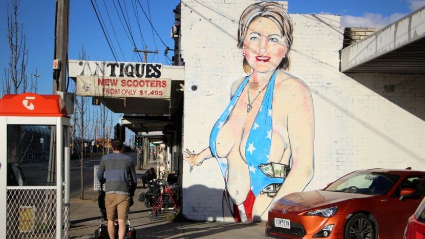 Австралийский художник изобразил Хиллари Клинтон в паранже
