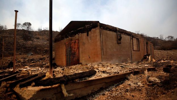 В Южной Калифорнии бушует сильнейший за многие годы пожар