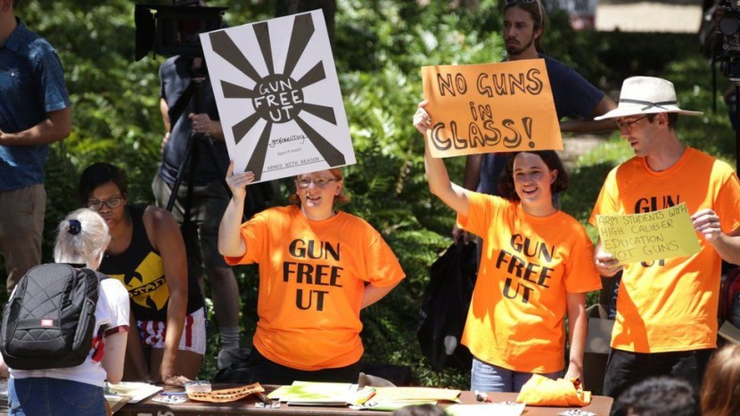 В США студенты с секс-игрушками протестуют против закона об оружии