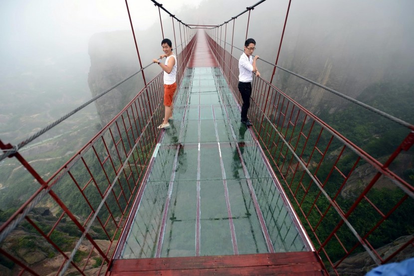 В Китае закрыли стеклянный мост. Тот самый.