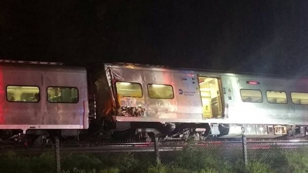 В США поезд сошел с рельсов, десятки пострадавших