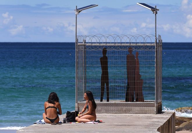 На австралийском пляже проходит выставка современной скульптуры