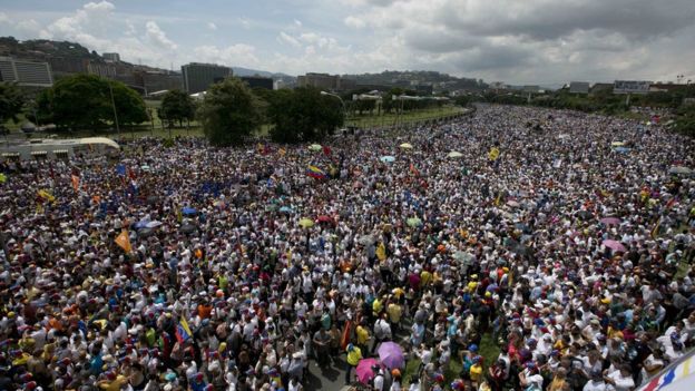 В Венесуэле переворот? Убит полицейский, десятки раненых