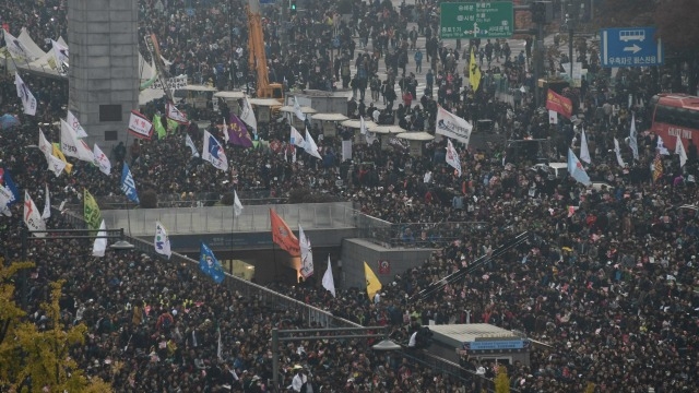Южнокорейские граждане призывают к смещению президента Пак Кын Хе