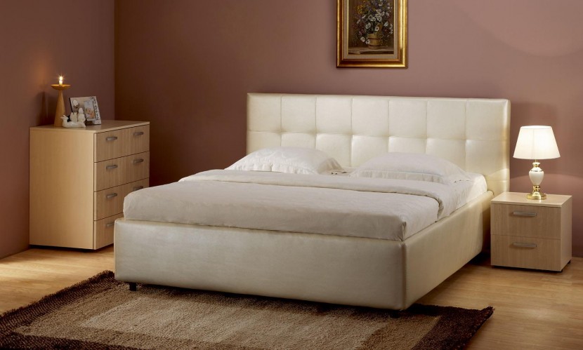 Как насчет комфортной деревянной кровати в спальню?
