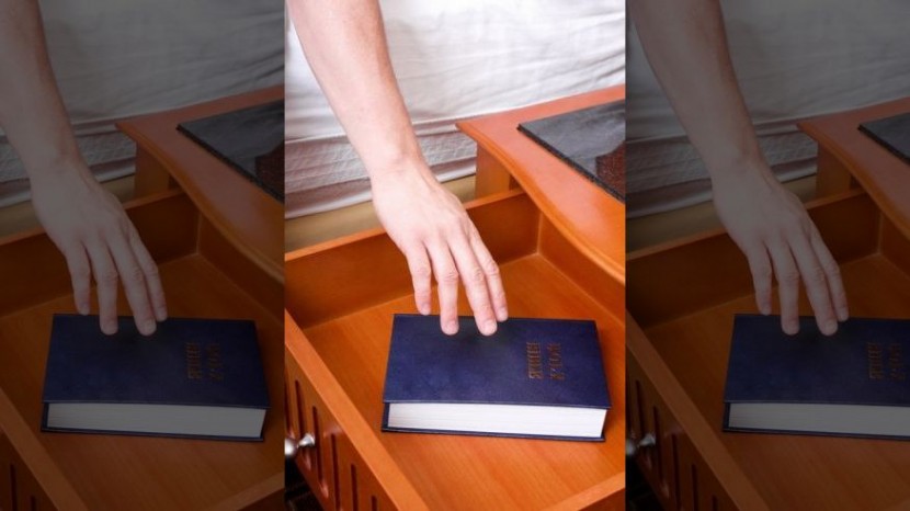 Библия уходит из американских отелей