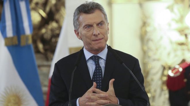 В Аргентине закидали автомобиль президента камнями