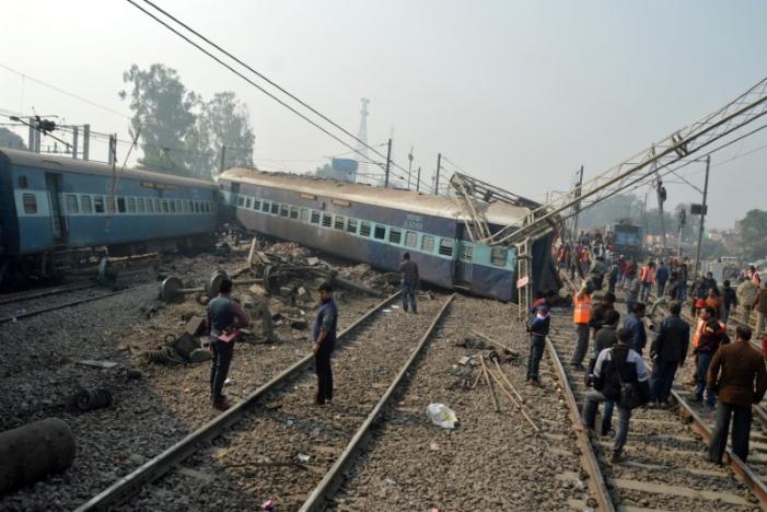 В индийском городе Канпур поезд сошел с рельс